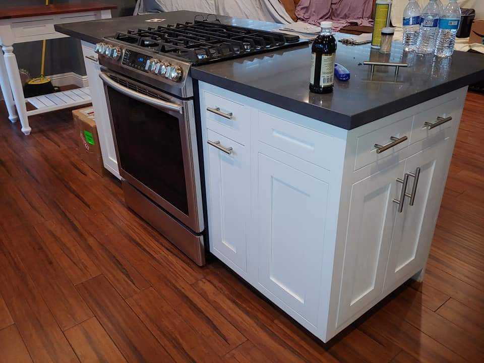 Cooking Island — White Shaker & Charcoal Quartz